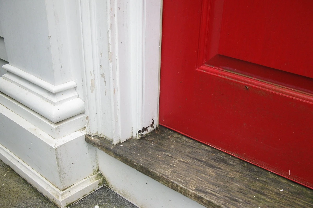 تأثیر شرایط محیطی بر طول عمر درب چوبی